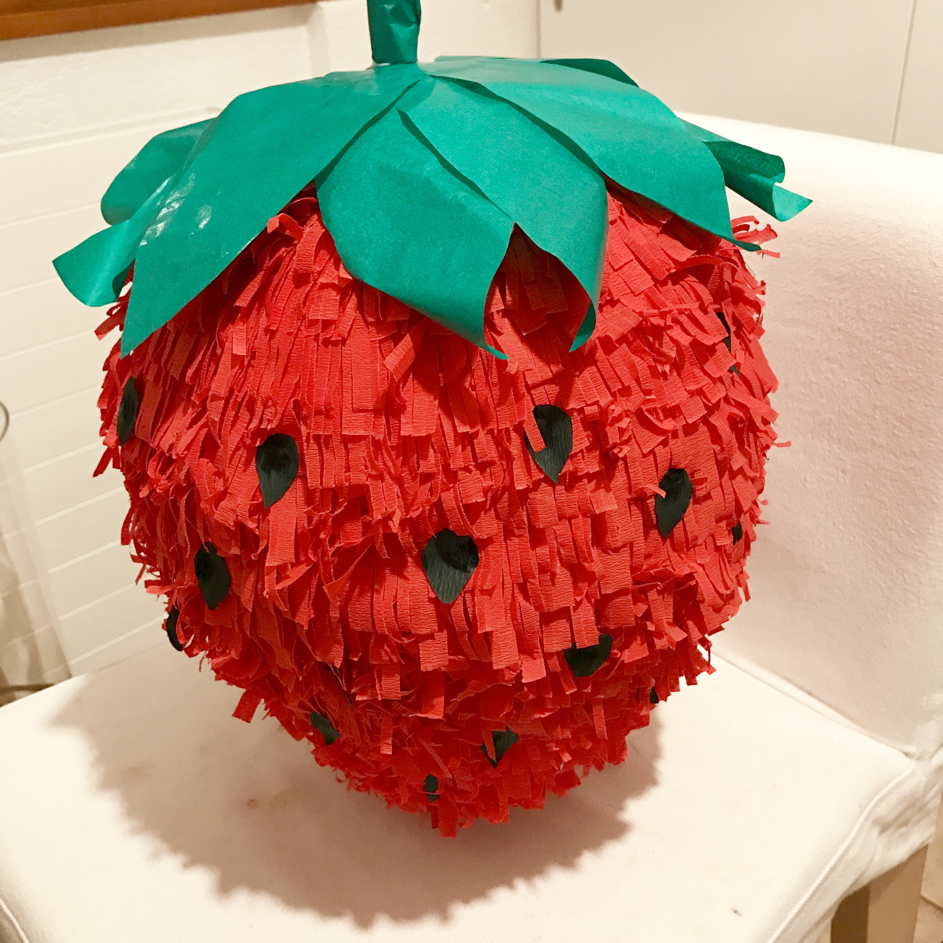 DIY Piñata fraise version ficelles à tirer